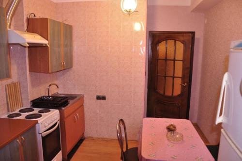 Баку: 2 otağlı yaxşı təmirli mənzil günlük icarə verilir