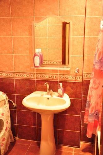 Баку: 2 otağlı yaxşı təmirli mənzil günlük icarə verilir