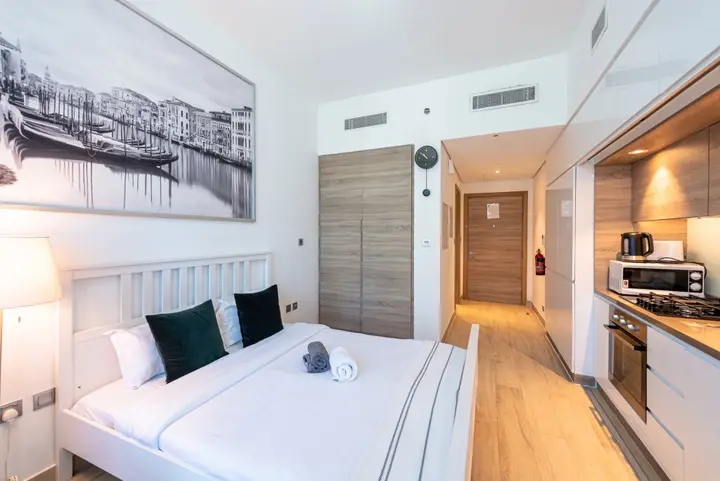 Дубай: Modern Studio with Amazing Views from Balcony