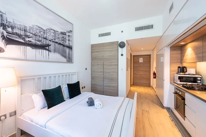Дубай: Modern Studio with Amazing Views from Balcony