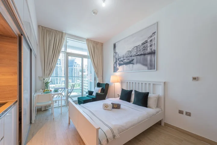 Дубай: Modern Studio with Amazing Views from Balcony