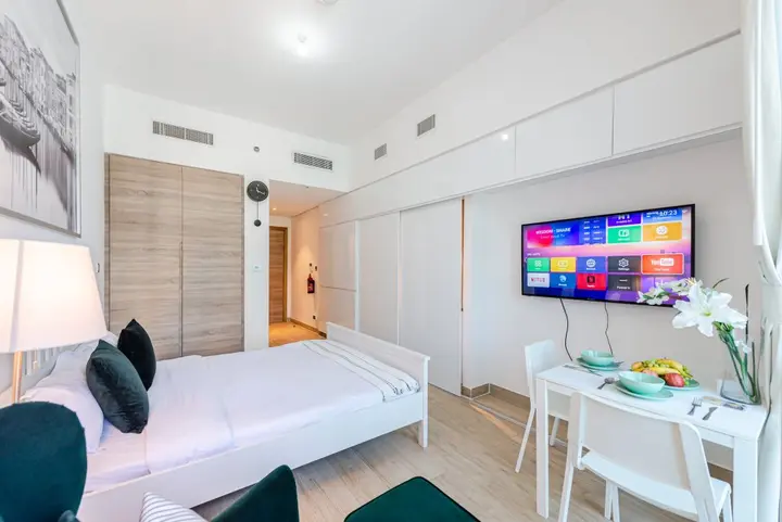 Дубай: Modern Studio with Amazing Views from Balcony