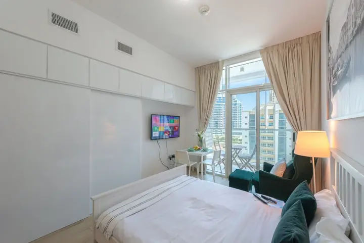 Дубай: Modern Studio with Amazing Views from Balcony