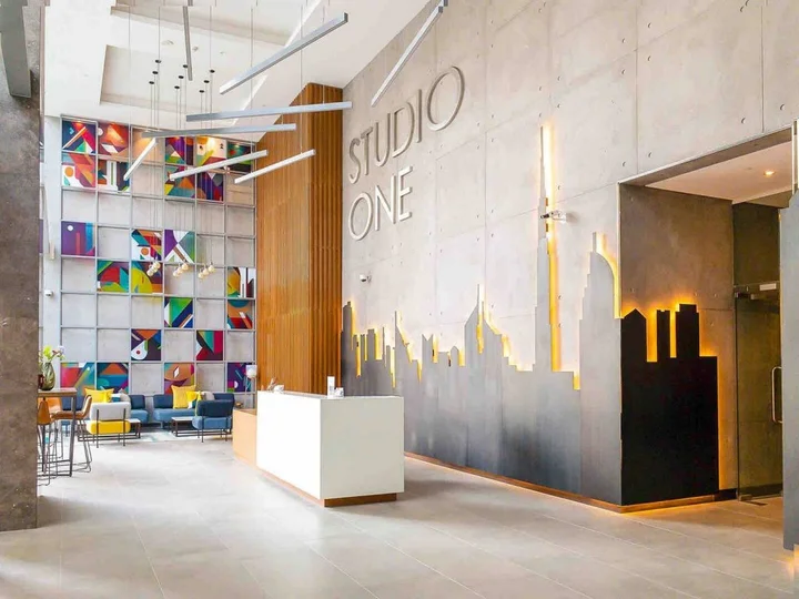 Дубай: Modern Studio with Amazing Views from Balcony