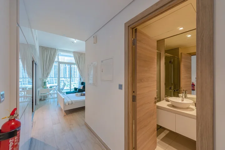 Дубай: Modern Studio with Amazing Views from Balcony