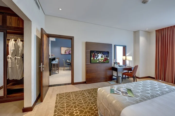 Дубай: Royal Continental Suites