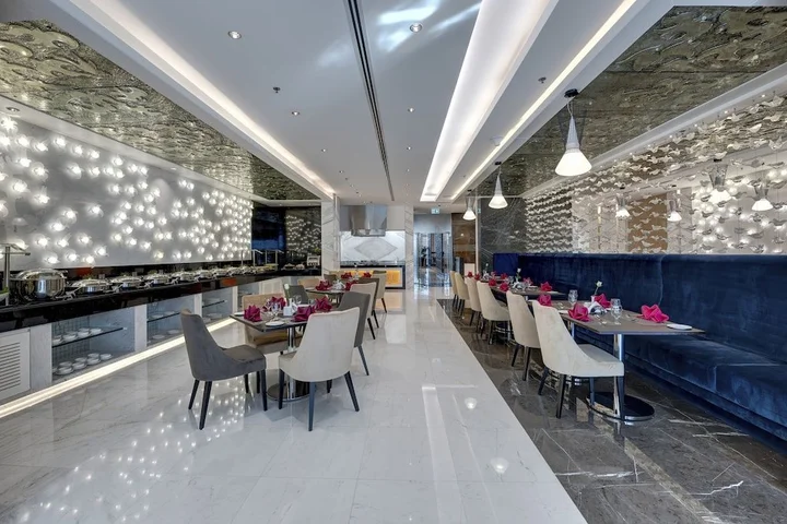Дубай: Royal Continental Suites