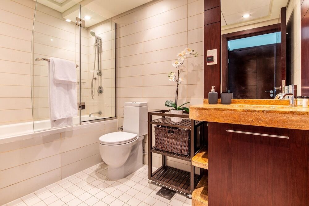 Дубай: Luxury Redefined 1BR in the Heart of Downtown Dubai!