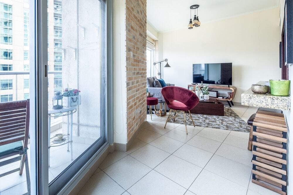 Дубай: Luxury Redefined 1BR in the Heart of Downtown Dubai!