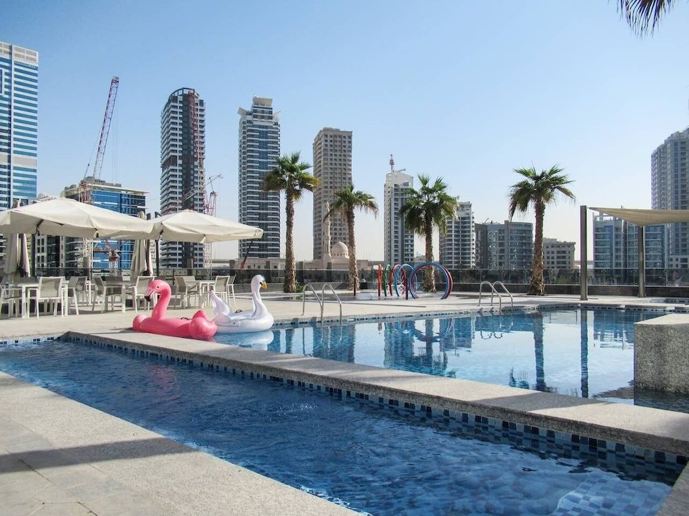 Дубай: Ornate 1BR w/ Breathtaking Marina Views!