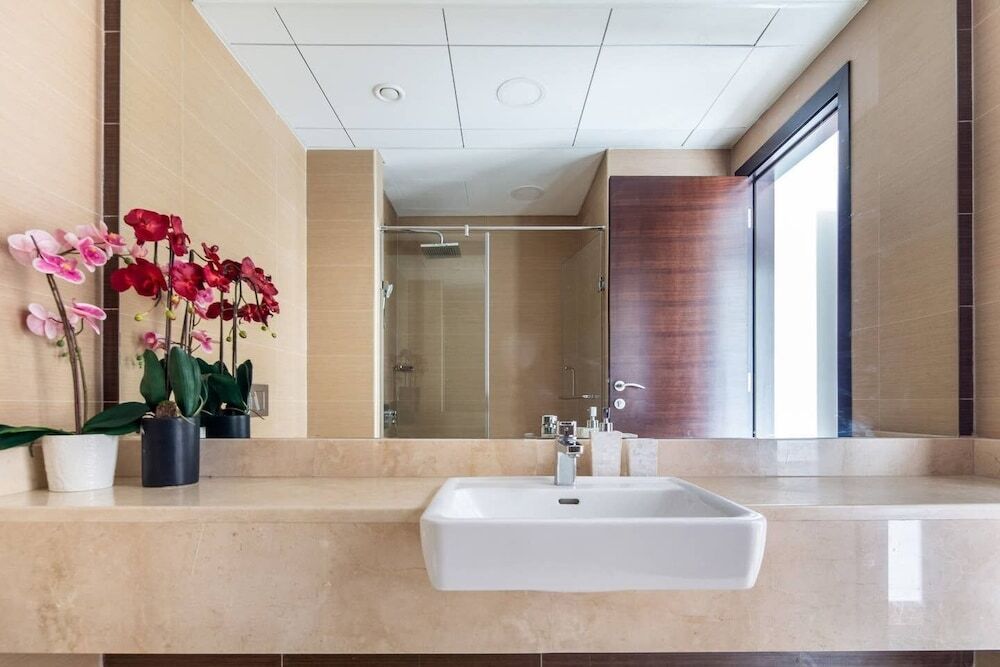 Дубай: Ornate 1BR w/ Breathtaking Marina Views!