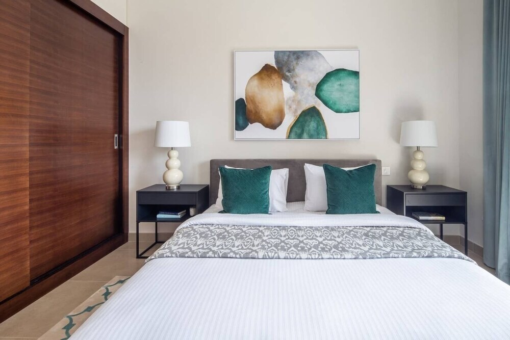 Дубай: Ornate 1BR w/ Breathtaking Marina Views!
