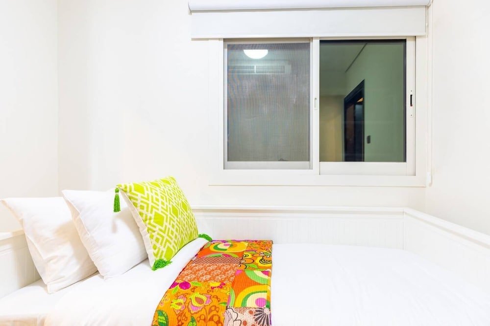 Дубай: Beaming 3BR Apartment in Downtown Burj District!