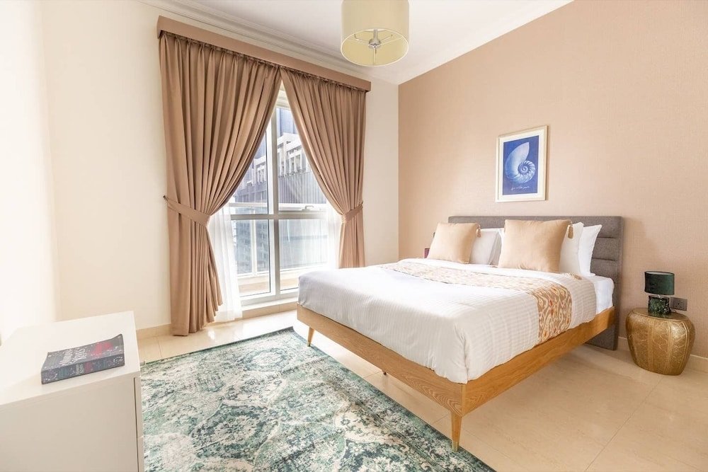 Дубай: Beaming 3BR Apartment in Downtown Burj District!