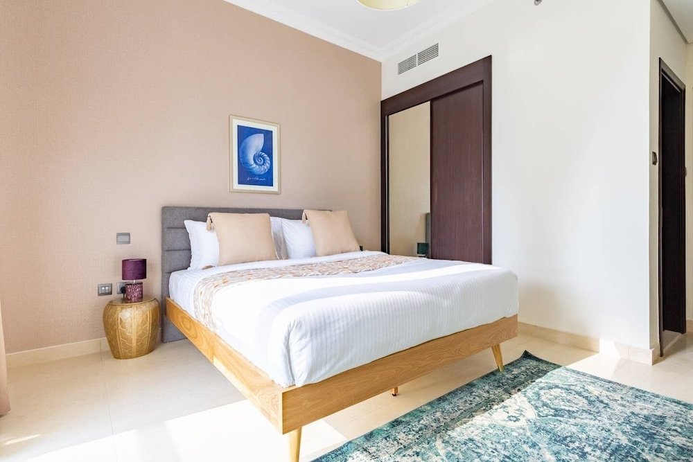 Дубай: Beaming 3BR Apartment in Downtown Burj District!
