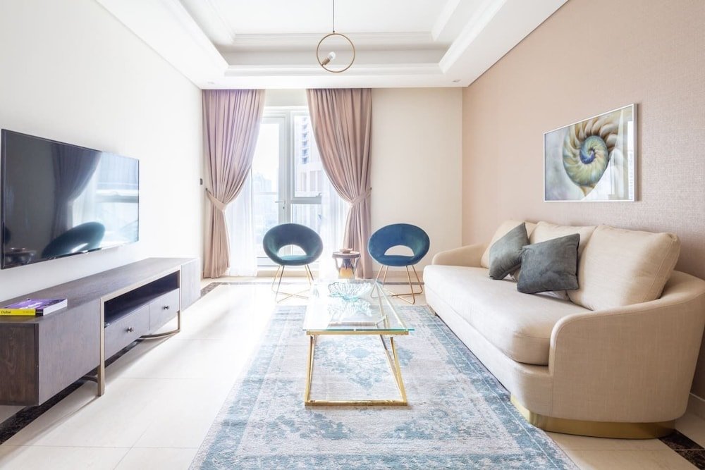 Дубай: Beaming 3BR Apartment in Downtown Burj District!