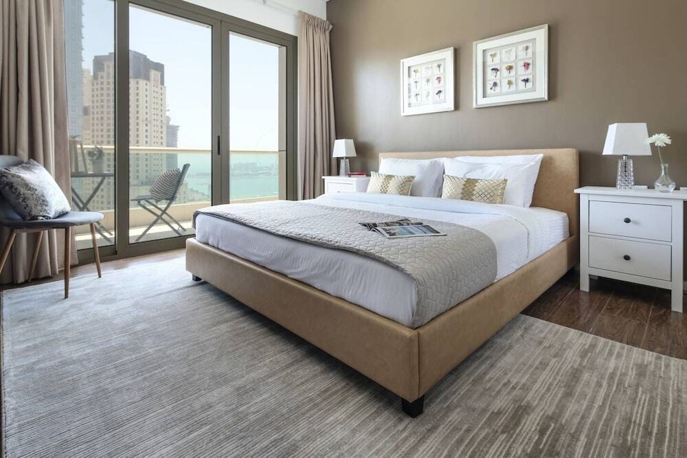 Дубай: Breathtaking Beach Views in This 2BR in Marina!