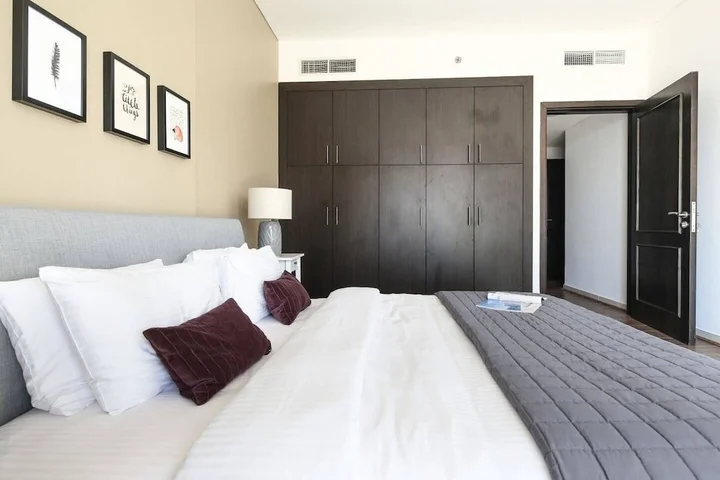 Дубай: Breathtaking Beach Views in This 2BR in Marina!