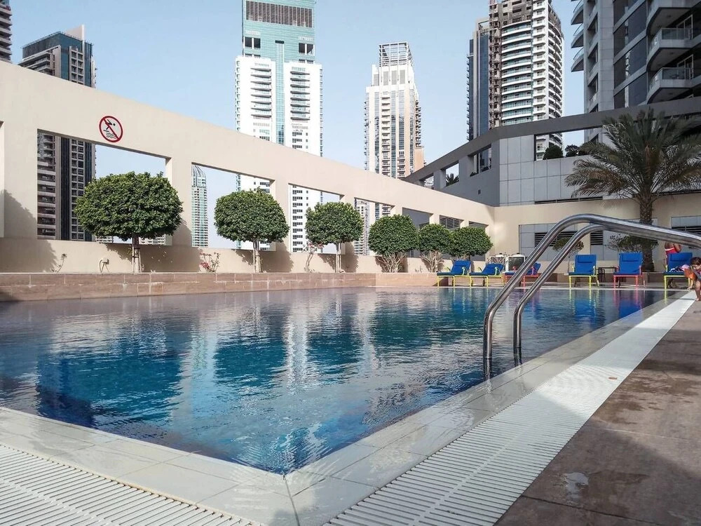 Дубай: Breathtaking Beach Views in This 2BR in Marina!