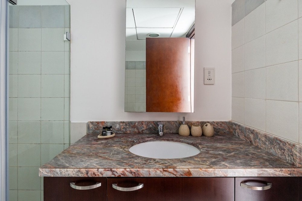 Дубай: Modern + Bright 2BR With Dubai Marina Views!