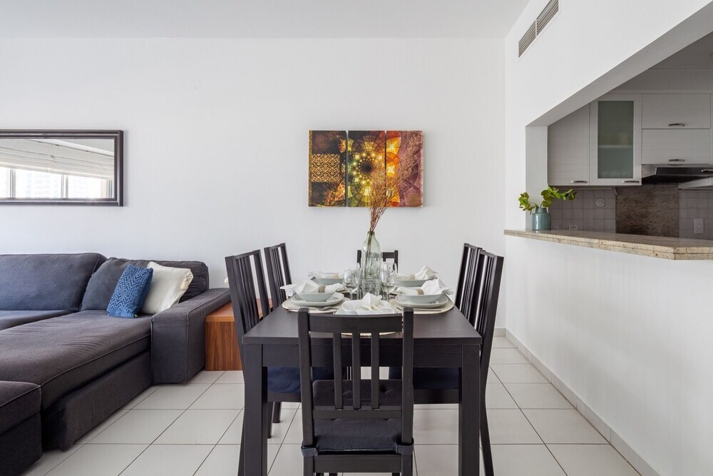 Дубай: Modern + Bright 2BR With Dubai Marina Views!