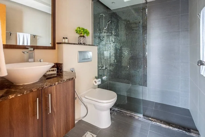 Дубай: Luxurious 2BR w/ Stunning Marina Views - Minutes From Dubai Metro & Tram!