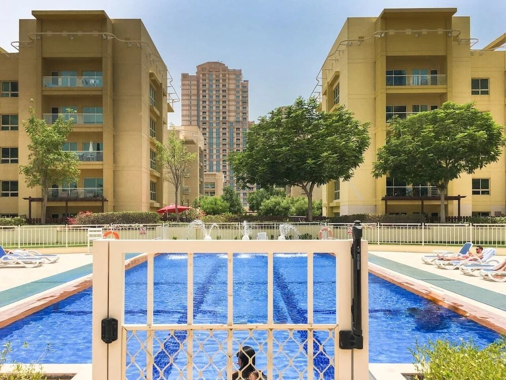 Дубай: Spacious 1BR in The Greens!