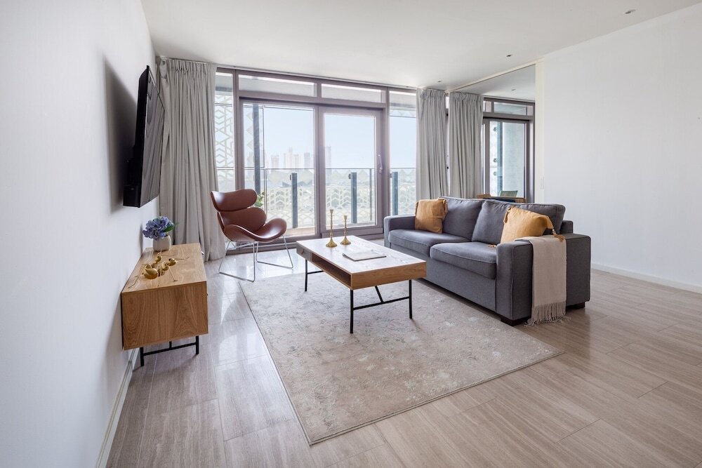 Дубай: Superb And Modern 1BR on a Premier Waterfront Location!
