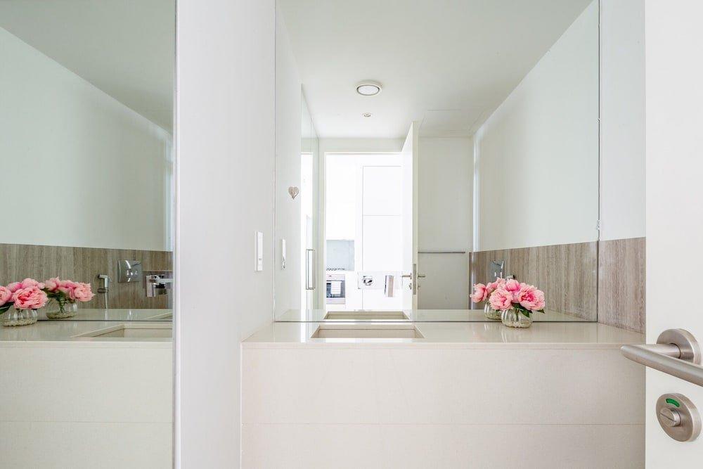 Дубай: Superb And Modern 1BR on a Premier Waterfront Location!