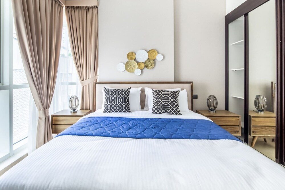 Дубай: Chic 3BR With Study in The Heart of Downtown Dubai!