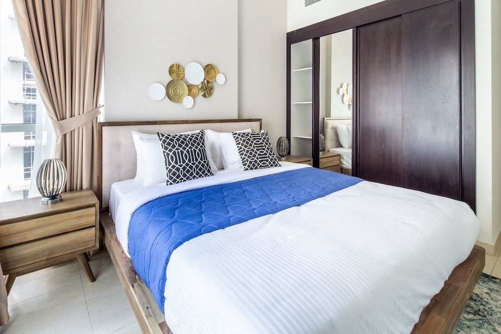 Дубай: Chic 3BR With Study in The Heart of Downtown Dubai!