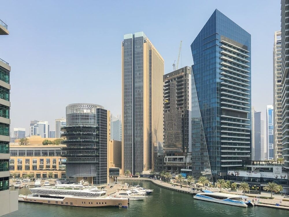 Дубай: Stylish + Bright 1BR With Dubai Marina Views!