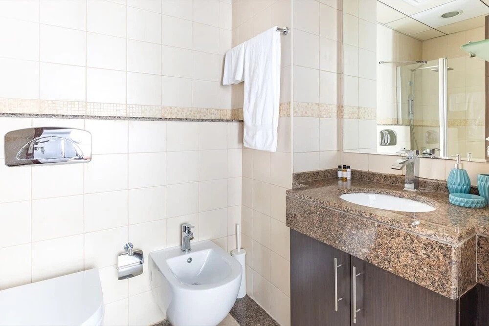 Дубай: Flashy & Vibrant 1BR Apartment in Dubai Marina!