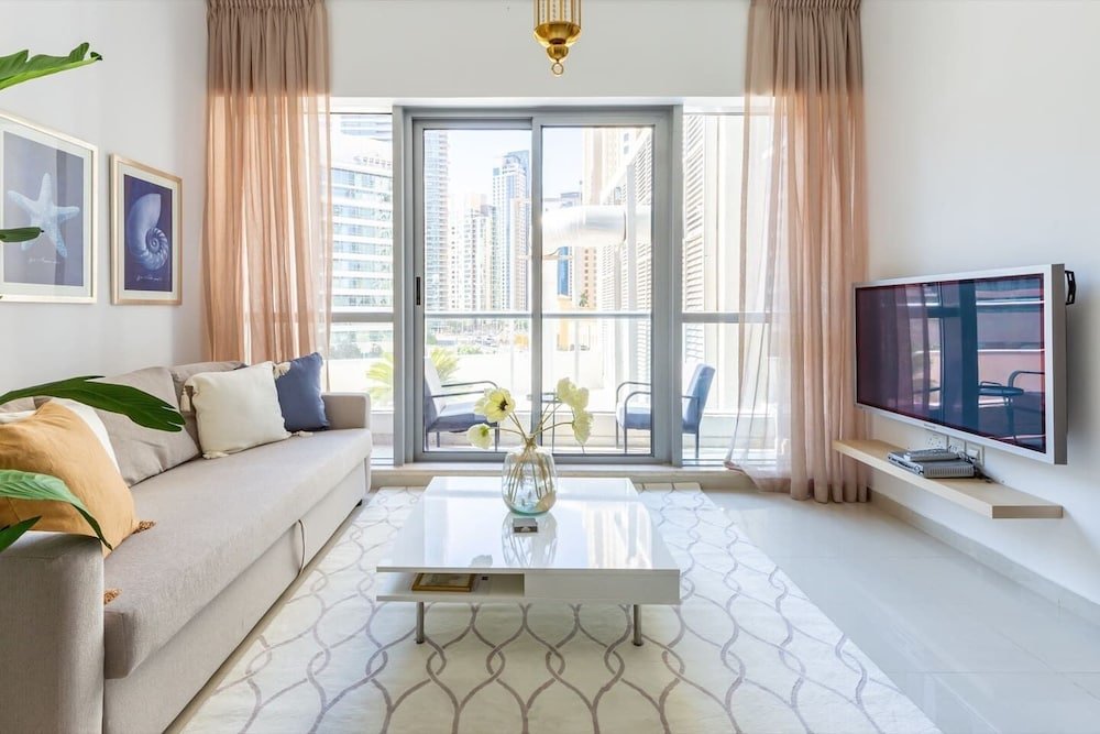 Дубай: Flashy & Vibrant 1BR Apartment in Dubai Marina!