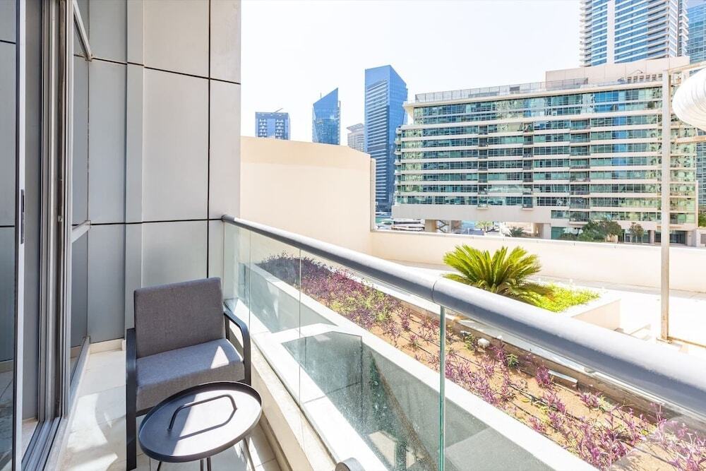Дубай: Flashy & Vibrant 1BR Apartment in Dubai Marina!