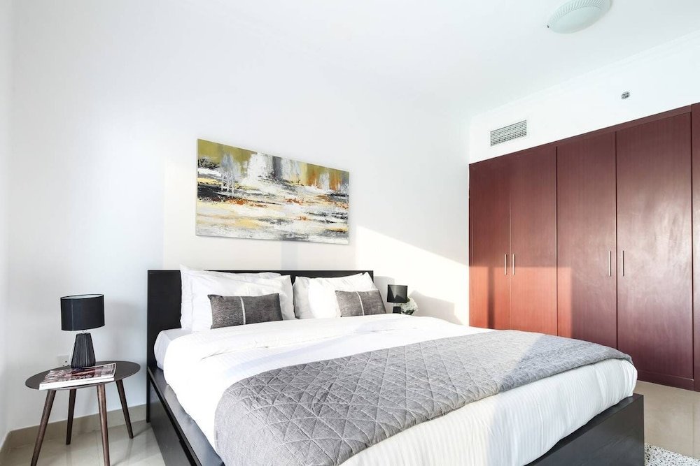 Дубай: Modern 1BR w/ Gorgeous Marina Views! Sleeps 4