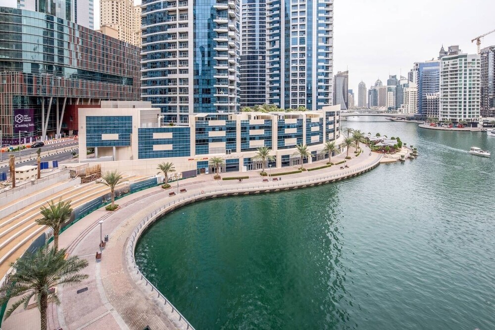 Дубай: Unique & Stylish 1BR w/ Incomparable Marina Views!