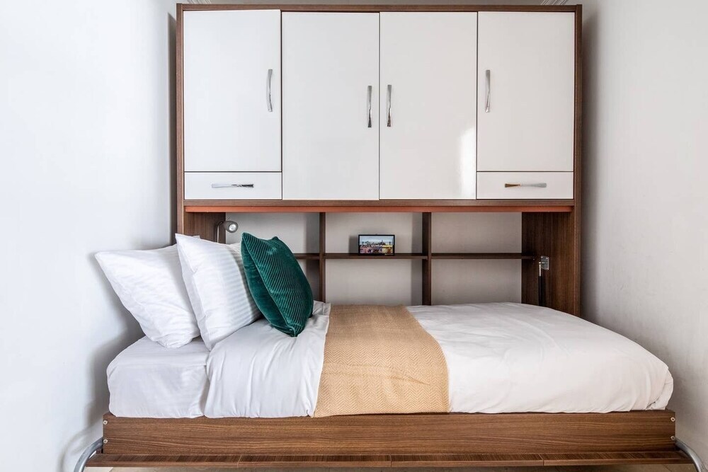 Дубай: Unique & Stylish 1BR w/ Incomparable Marina Views!