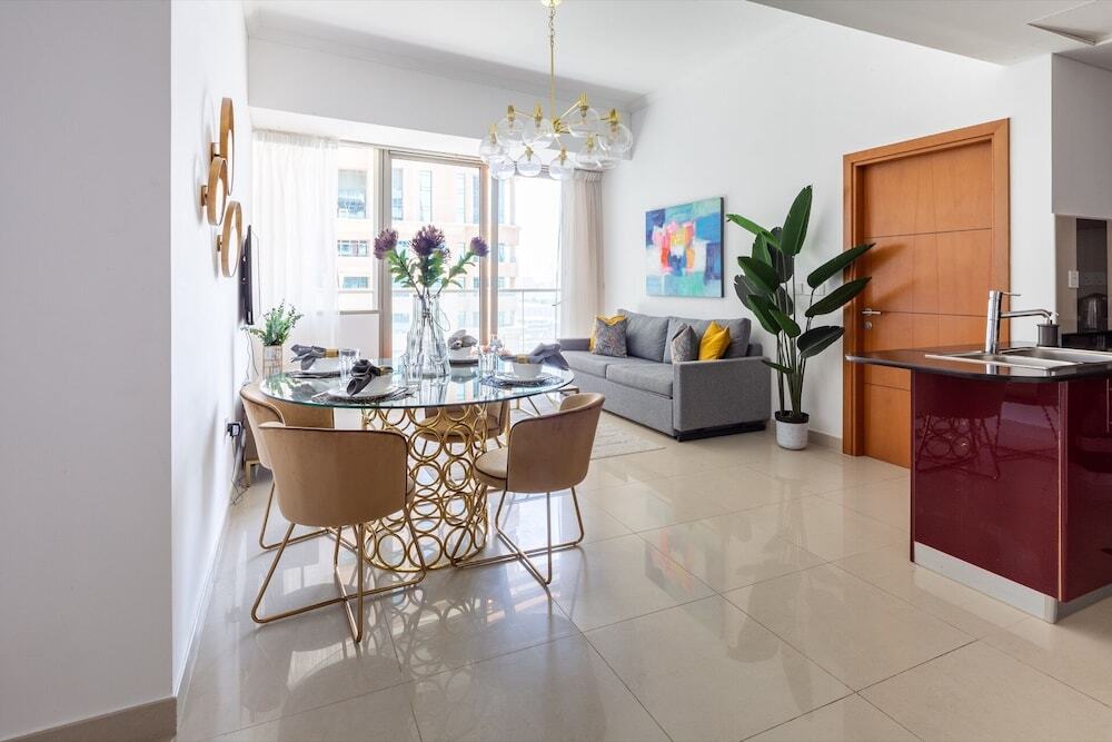 Дубай: Elegant and Functional 2BR in Marina - Sleeps 5!