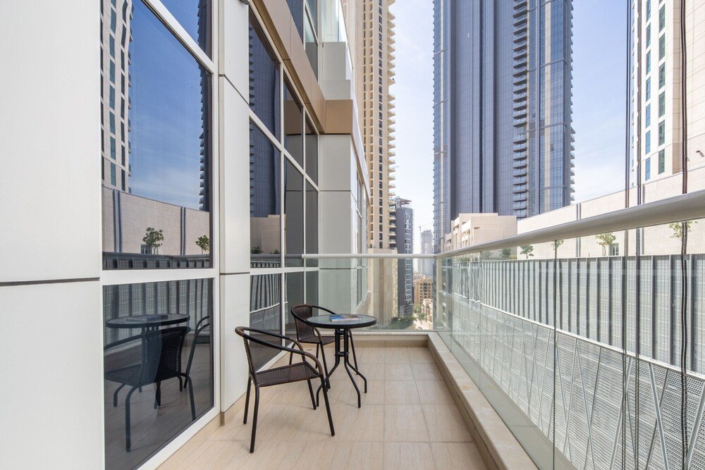 Дубай: Modern Luxury Living in This 3BR Apt in Downtown Dubai