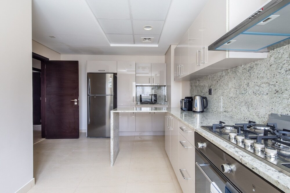 Дубай: Modern Luxury Living in This 3BR Apt in Downtown Dubai