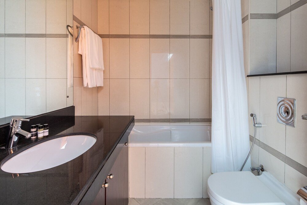 Дубай: Lively & Spacious 1BR Loft in Dubai Marina