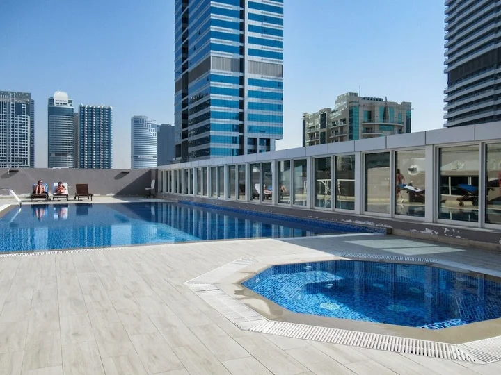 Дубай: Lively & Spacious 1BR Loft in Dubai Marina