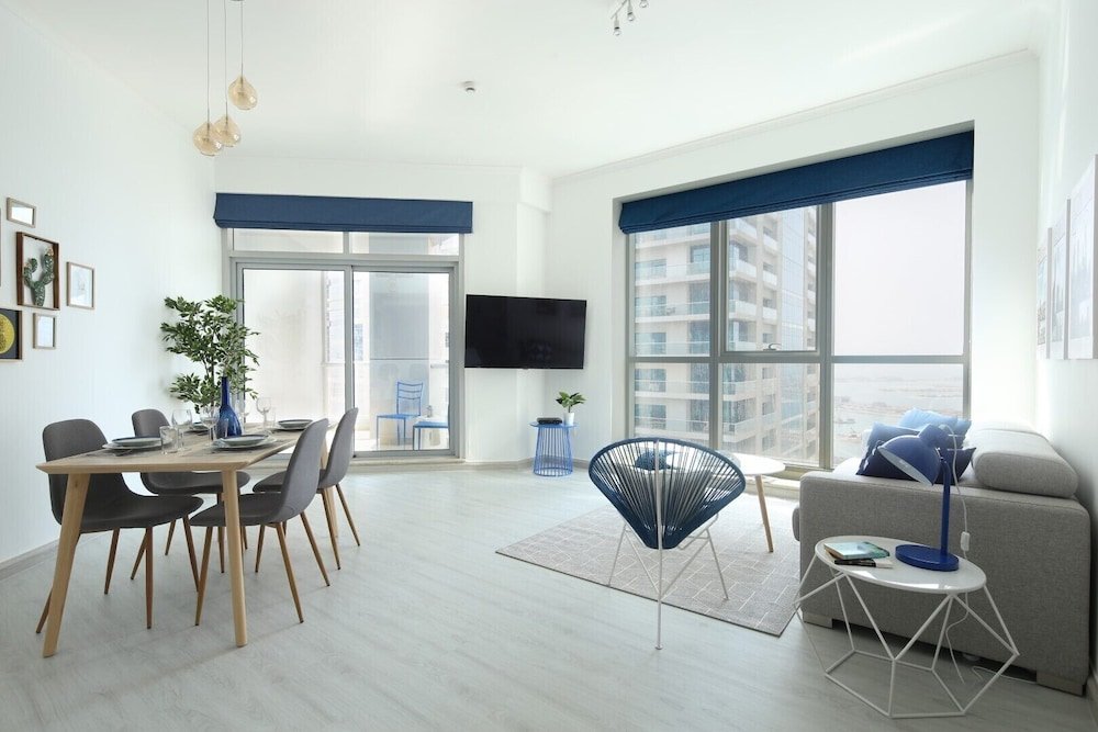 Дубай: Modern + Light 2BR in Dubai Marina w/ Sea Views!