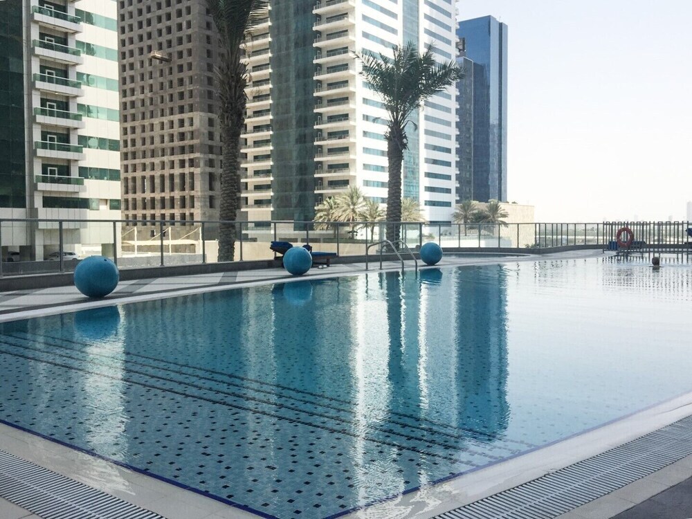 Дубай: Modern + Light 2BR in Dubai Marina w/ Sea Views!