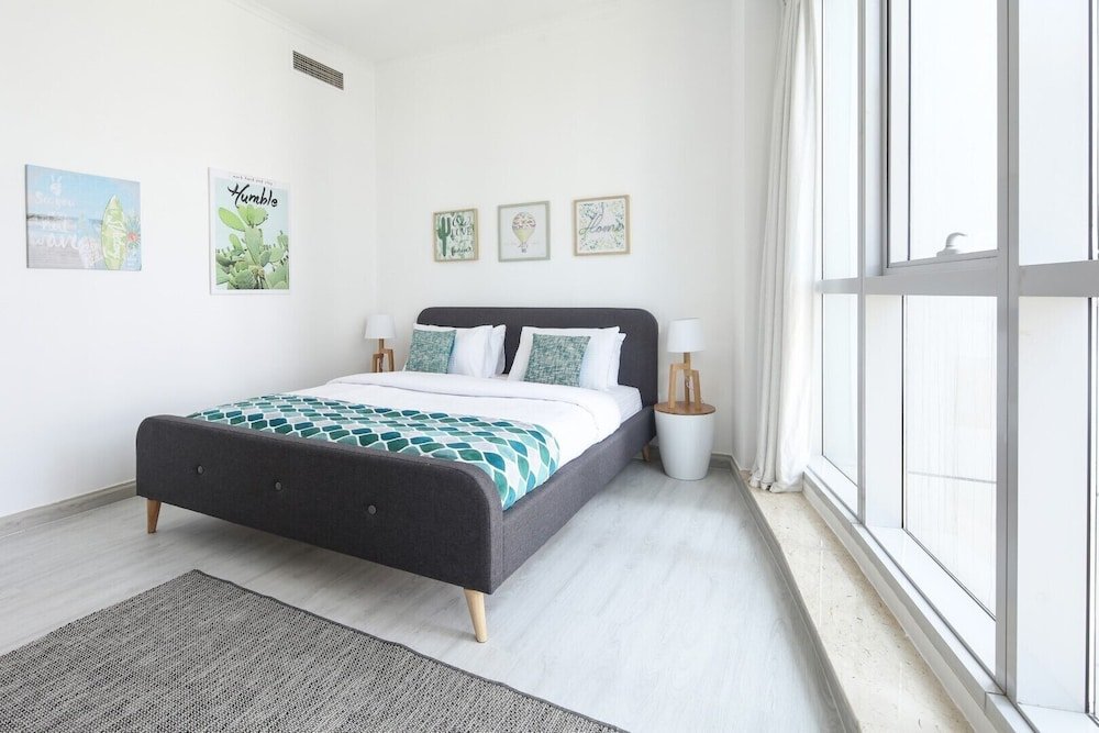 Дубай: Modern + Light 2BR in Dubai Marina w/ Sea Views!
