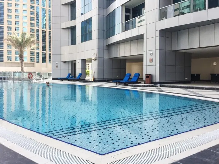 Дубай: Modern + Light 2BR in Dubai Marina w/ Sea Views!