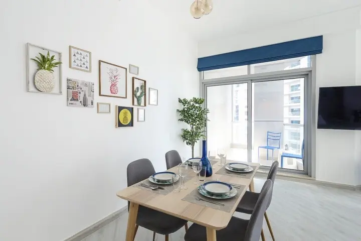 Дубай: Modern + Light 2BR in Dubai Marina w/ Sea Views!