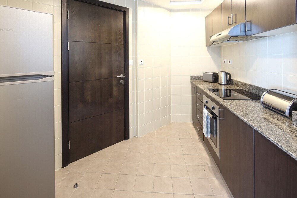 Дубай: Modern + Light 2BR in Dubai Marina w/ Sea Views!
