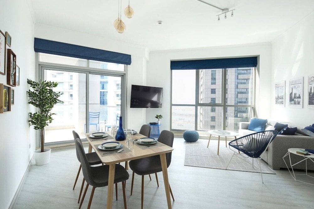 Дубай: Modern + Light 2BR in Dubai Marina w/ Sea Views!